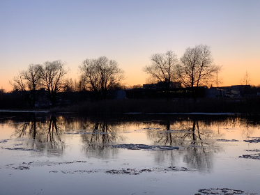 在茶杯壶的陪伴下，畅享免费看电视剧的乐趣